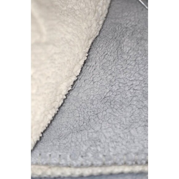 New Frye Reversible Sherpa Bluish Gray/White Throw 50 in. X 60 in. - Picture 5 of 9